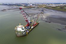 Elektriciteitskabels trekken op land voor kust van Zeeland