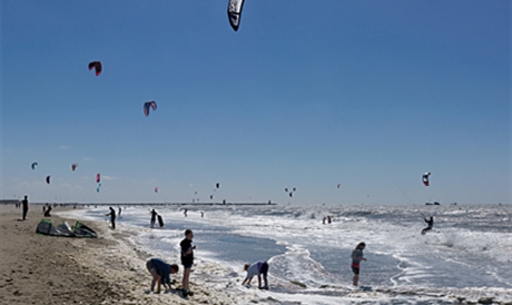 Kyte-vliegers op het noordzeestrand