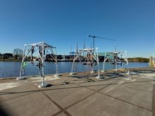 Meetframes BACI staan in Harlingen klaar om te worden neergelaten vanaf Rijkswaterstaat-schip Terschelling